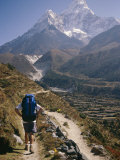 Un randonneur marche vers le mont Ama Dablam Photographie par Michael Klesius