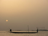 Men Fishing from a Boat at Sunset on the Niger River Fotografisk tryk af Michael S. Lewis