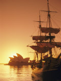 Sydney Opera House and the Hms Bounty, a Replica of the Famous Ship, Silhouetted by the Setting Sun Fotografie-Druck von Richard Nowitz