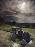 View of Capel Garmon, a Stone Age Burial Chamber in Wales Photographie par Farrell Grehan