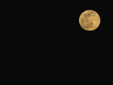 Luna llena sobre la isla Hokkaido, Japón Lámina fotográfica Luna llena sobre la isla Hokkaido, Japón Lámina fotográfica