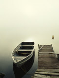 The Morning Sun Shines on a Rowboat Tied to a Dock Photographie par Stephen Alvarez