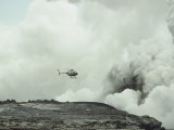 Helicopter Flies over a Smoking Volcano in Hawaii Lámina fotográfica por Paul Nicklen Helicopter Flies over a Smoking Volcano in Hawaii Lámina fotográfica por Paul Nicklen
