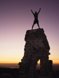 A Climber Scales Knapps Castle Arch Photographie par Rich Reid