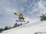 Woman Snowboarding on the Cinder Cone near Sunset Crater Lámina fotográfica por Kate Thompson