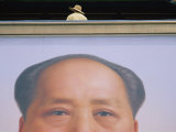 A person stands on a balcony over a giant poster of Mao Tse-Tung Pósters por Jodi Cobb A person stands on a balcony over a giant poster of Mao Tse-Tung Pósters por Jodi Cobb