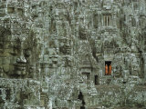 Buddhist Monks in a Doorway of the Ruins of the Bayon at Angkor Fotografisk tryk af W. E. Garrett