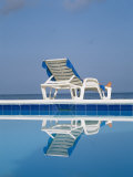 Una hamaca ofrece relax junto a la piscina a un turista Lámina fotográfica por Michael S. Lewis Una hamaca ofrece relax junto a la piscina a un turista Lámina fotográfica por Michael S. Lewis