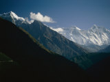 Mount Everest and Other Mountains in the Khumbu Valley Region of the Himalayas Photographie par Michael Klesius