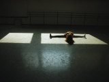 A Young Dance Student Limbers up in a Juilliard School Studio Photographie par Jodi Cobb