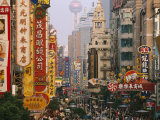Neon Signs in Nanjing Lu, Shanghais Prime Shopping Street Lámina fotográfica por Eightfish