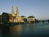 Grossmunster Cathedral and the Limmat River and Bridge in Zurich Photographie par David Pluth
