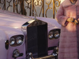 A Woman Wearing a Pink Mink Coat Stands Next to a Pink Rolls Royce Impressão fotográfica por Jodi Cobb A Woman Wearing a Pink Mink Coat Stands Next to a Pink Rolls Royce Impressão fotográfica por Jodi Cobb