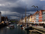 Tourist Boat Cruises Nyhavn, New Harbor, Along the Scenic Canal in Copenhagen Photographie par Keenpress 