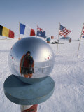Flags of Many Nations and a Ceremonial Globe at the South Pole Photographie par Gordon Wiltsie
