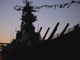 Silhouette of the Battleship U.S.S. Wisconsin at Port in Norfolk Fotoprint van O. Louis Mazzatenta Silhouette of the Battleship U.S.S. Wisconsin at Port in Norfolk Fotoprint van O. Louis Mazzatenta