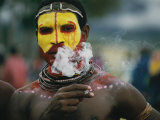 Close View of a Huli Wigman Before the Sing-Sing Ritual Dance Photographic Print by Jodi Cobb