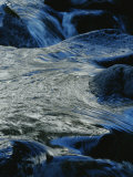 Water swirls around rocks in Yosemite National Park Lámina fotográfica por Marc Moritsch