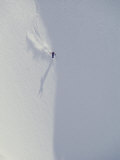 Overhead View of Skier Skiing Down Slope Fotografisk trykk av Dugald Bremner