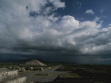 Storm Clouds Gather over Teotihuacan Photographie par Kenneth Garrett