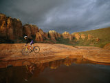 A Biker Cycles Across the Desert Fotografisk trykk av Dugald Bremner