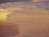 The Surf Flows on a Beach Photographie par Jason Edwards