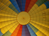 El interior de un colorido globo de aire caliente Lámina fotográfica por Todd Gipstein