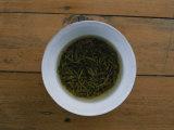Tea Leaves Steep in a Cup of Hot Water for Green Tea Lámina fotográfica por Jodi Cobb