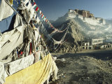 Prayer Flags Wave Outside the Potala, Former Abode of the Dalai Lama Photographie par Gordon Wiltsie