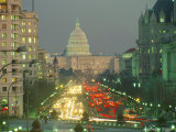 The U.S. Capitol Building Viewed from Pennsylvania Avenue at Twilight Fotografisk tryk af Sisse Brimberg