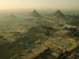 Aerial View of the Pyramids of Giza and Excavation Site Photographie par Kenneth Garrett