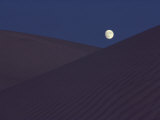 Lever de lune sur les dunes de sable de la Vallée de la mort, Californie Photographie par Annie Griffiths Belt