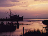 Bateau de pêche se profilant sur le crépuscule Photographie par Al Petteway