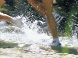 Runners Legs Splashing Through a Creek Fotografisk tryk af Dugald Bremner Runners Legs Splashing Through a Creek Fotografisk tryk af Dugald Bremner