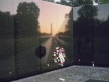 A Memorial Wreath is Placed at the Base of the Vietnam Veterans Memorial Lámina fotográfica por Brian Gordon Green A Memorial Wreath is Placed at the Base of the Vietnam Veterans Memorial Lámina fotográfica por Brian Gordon Green
