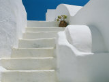 Bright White Stairs and Walls of One of Theras Cliff-Top Houses Photographie par Todd Gipstein