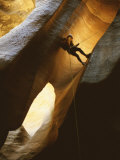 Man Rappelling Down a Canyon in Zion National Park Lámina fotográfica por Bill Hatcher Man Rappelling Down a Canyon in Zion National Park Lámina fotográfica por Bill Hatcher