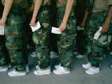 Recrues de la marine debout en ligne Photographie par Karen Kasmauski