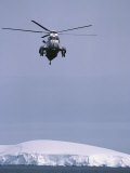 An Argentine helicopter flies over Anvers Island Lámina fotográfica por Gordon Wiltsie An Argentine helicopter flies over Anvers Island Lámina fotográfica por Gordon Wiltsie
