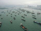 Container Ships in Hong Kong Harbor Waiting for Cargo to Be Loaded Photographie par Eightfish 