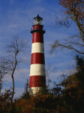 The Assateague Island Lighthouse Against a Blue Sky Lámina fotográfica por Raymond Gehman