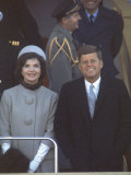 President Kennedy with First Lady Jackie at His Inauguration Lámina fotográfica por Leonard Mccombe