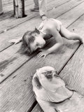 Allen Cook's Daughter Looking at the Open Mouth of a Just Caught, Giant Fish Lámina fotográfica por Alfred Eisenstaedt