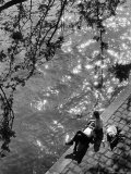 Couple Relaxing on Bank of Seine Near Notre Dame Cathedral During Lunch Hour Photographie par Alfred Eisenstaedt