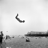 Man Flying Off a Trampoline at Santa Monica Beach Fotografie-Druck von Loomis Dean