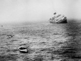 Italian Liner Andrea Doria Sinking in Atlantic After Collision with Swedish Ship Stockholm 写真プリント - ルーミス・Dean