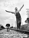 Larry Jim Holm, 12, with Dunk, His Spaniel Collie Mix, Walking Rail of Railroad Tracks in Rural Are Lámina fotográfica por Myron Davis Larry Jim Holm, 12, with Dunk, His Spaniel Collie Mix, Walking Rail of Railroad Tracks in Rural Are Lámina fotográfica por Myron Davis