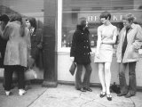 Girl Wearing Latest in Skirt Fashions Talking with Friends on a London Street Lámina fotográfica de primera calidad por Carlo Bavagnoli