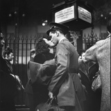 Couple in Penn Station Sharing Farewell Kiss Before He Ships Off to War During WWII Photographie par Alfred Eisenstaedt