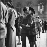 Couple in Penn Station Sharing Farewell Kiss Before He Ships Off to War During WWII Fotografie-Druck von Alfred Eisenstaedt